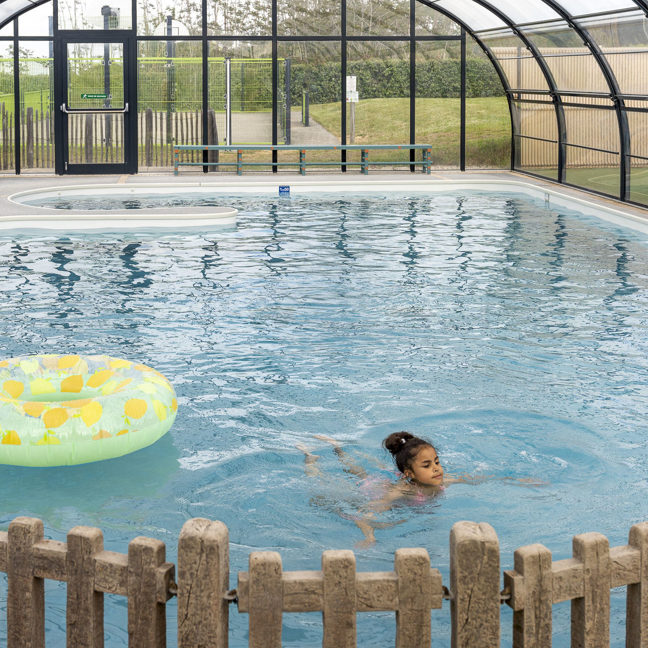 Personne qui nage dans une piscine