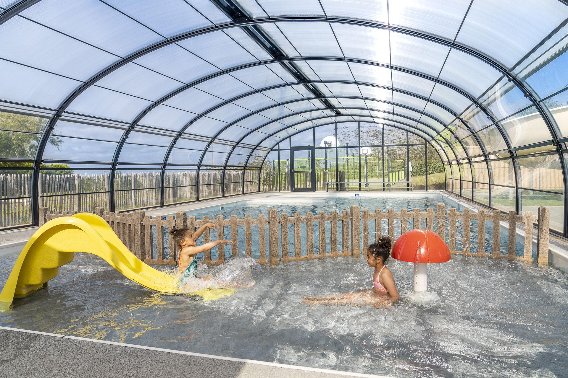 Deux personnes qui profitent d'une piscine en Vendée