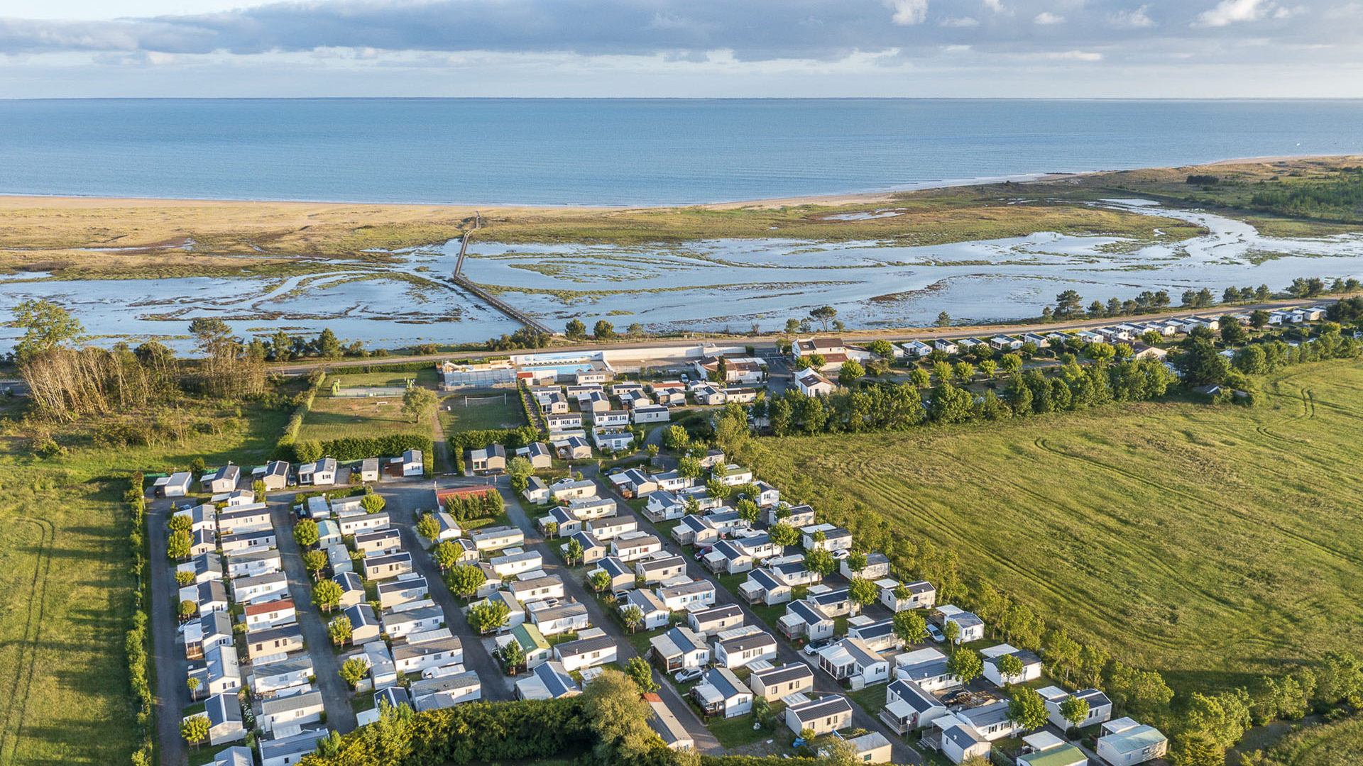 Vue aérienne de village vacances près de la mer