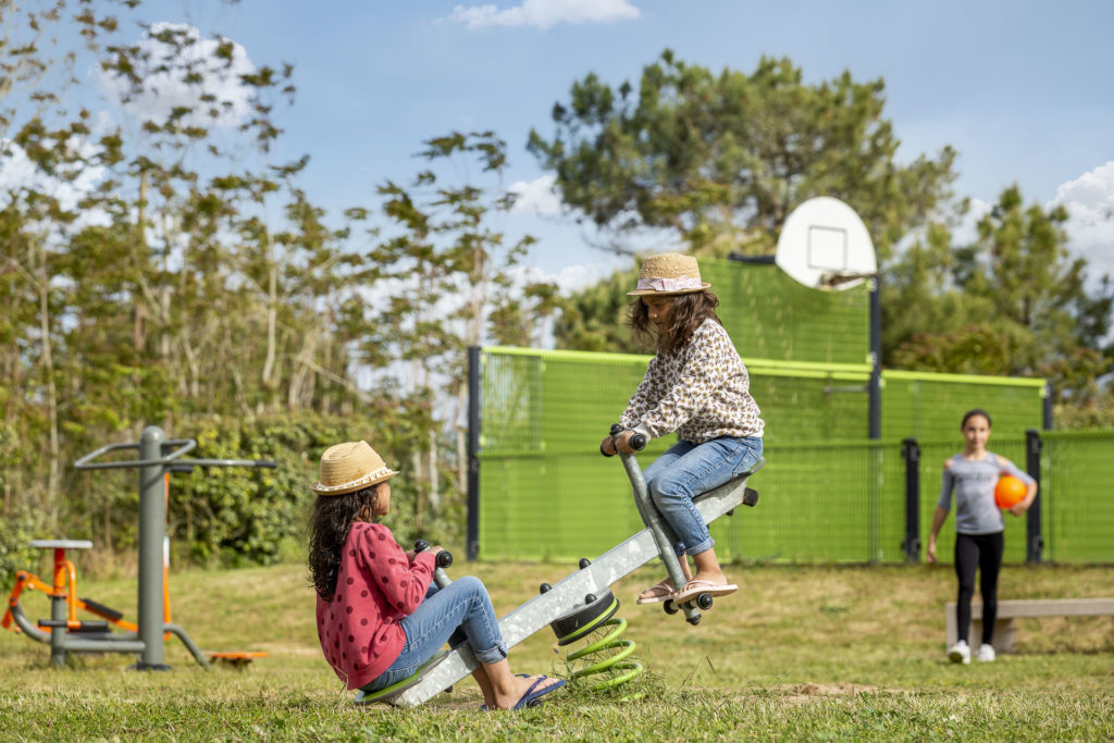 Deux personnes qui jouent sur des jeux pour enfants