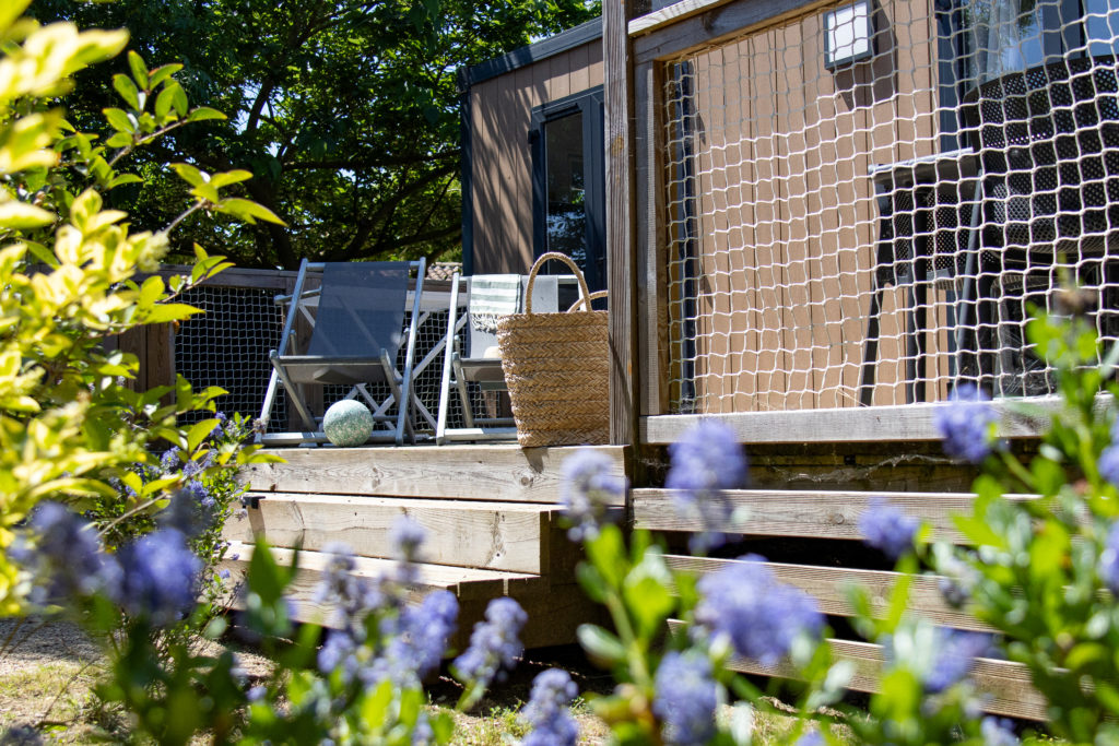Espace de détente sur une terrasse de mobil-home