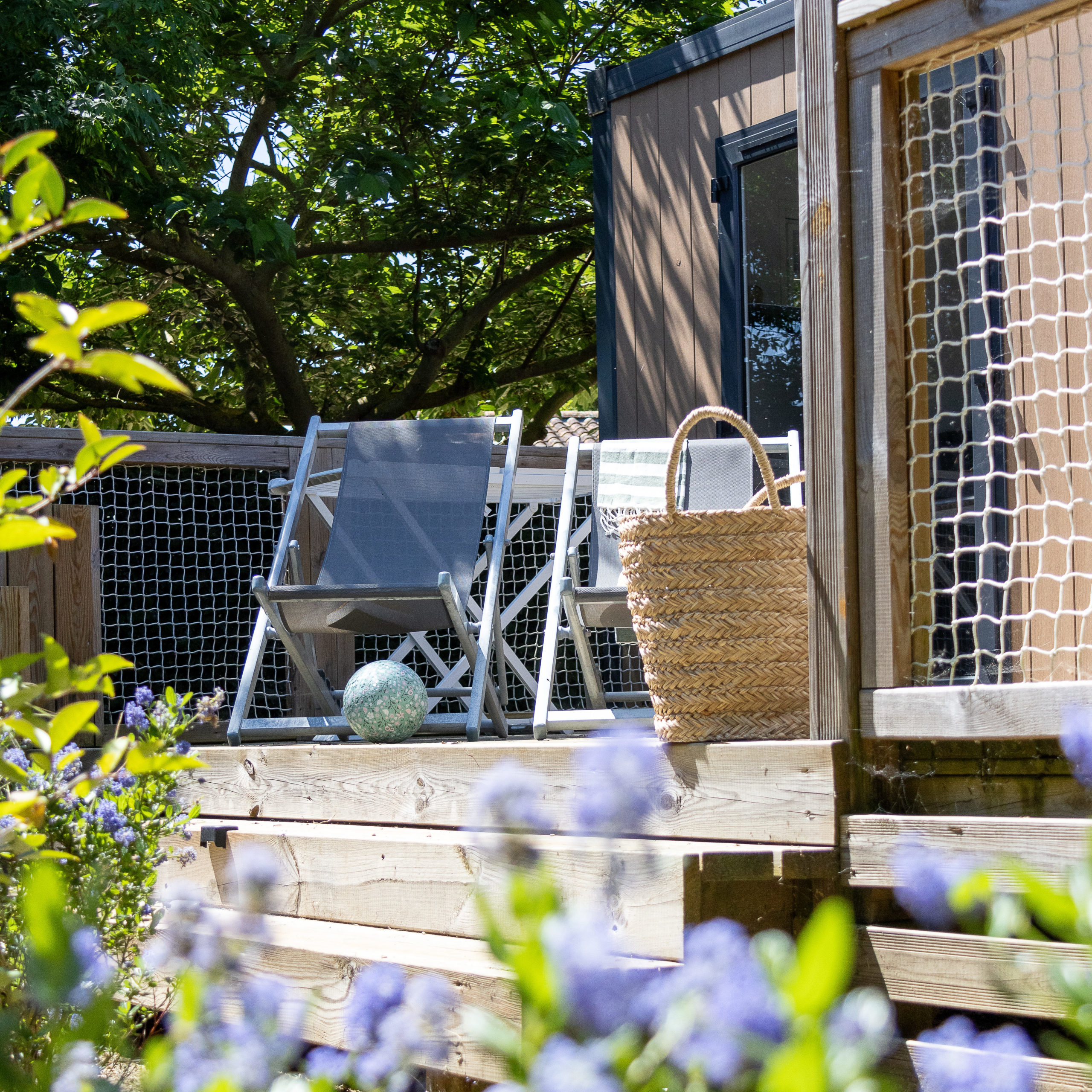Espace de détente sur une terrasse de mobil-home
