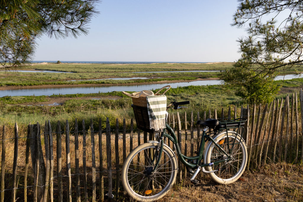 Vélo sur une barrière proche des dunes des plages vendéennes