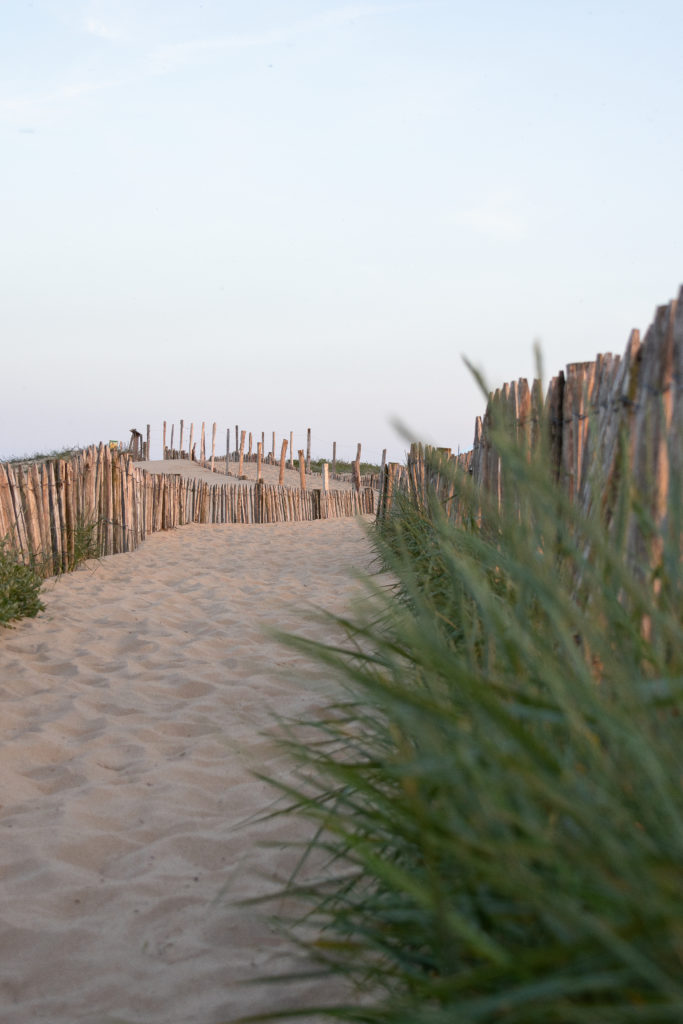 Accès de plage au coucher du soleil