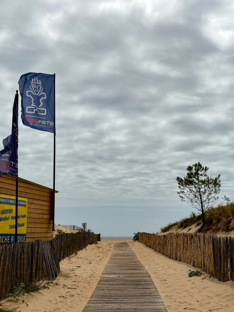 Accès à la plage avec cabanes de surf