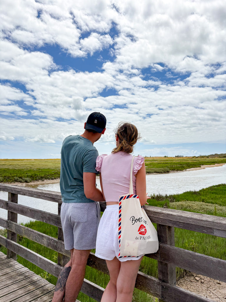 Personnes qui contemplent le paysage vendéen