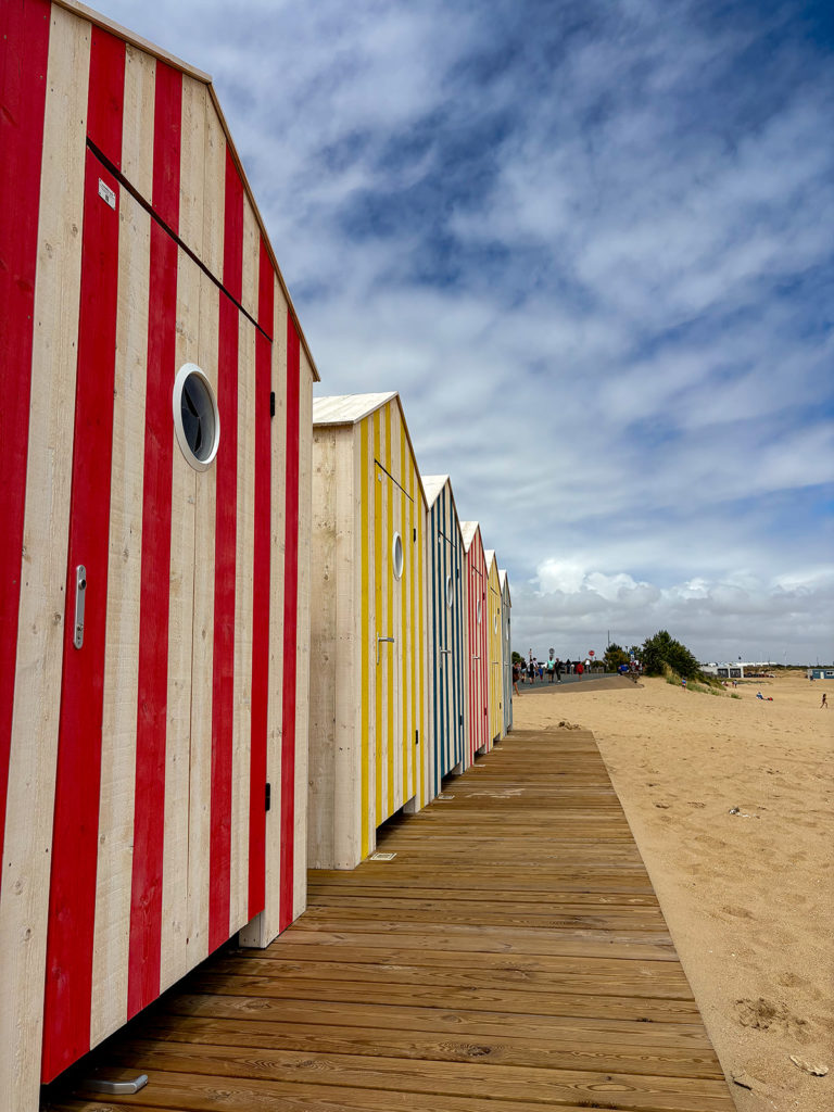 Cabanes de plages sur un plage à la Tranche sur mer
